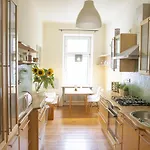 Sunny Apartment near Belvédère Castle